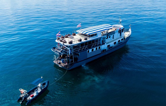 liveaboardsliveaboardboatsandschedulesmvandaman_02boatback.jpg