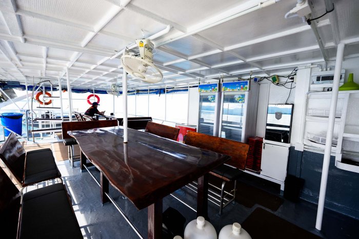 liveaboardsliveaboardboatsandschedulesmvandaman_05diningarea.jpg
