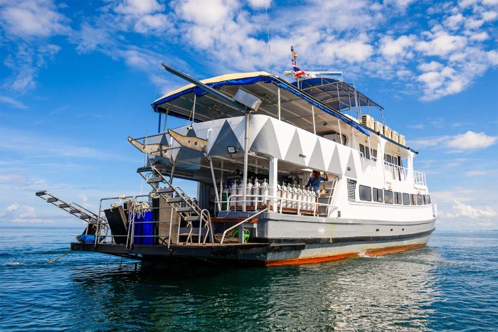 liveaboardsliveaboardboatsandschedulesmvexplorer_02back.jpg
